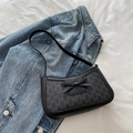 Primer plano del bolso baguette negro con lazo decorativo y estampado de letras moderno - Negro