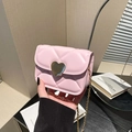 Borsa a tracolla trapuntata rosa con chiusura a cuore e catena dorata in stile moderno - Rosa