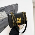 Borsa a tracolla quadrata nera classica con fibbia geometrica dorata e catena - Nero