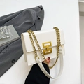 Borsa a tracolla in ecopelle bianca con fibbia geometrica dorata e cinturino a catena - Bianco