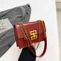 Borsa quadrata bordeaux chic con catena, fibbia dorata moderna e pelle sintetica - Rosso