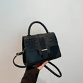 Modische schwarze Handtasche mit Krokodilmuster, eleganten Goldbeschlägen und Griff - Schwarz