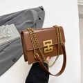 Borsa a tracolla in pelle marrone con fibbia geometrica dorata e cinturino a catena - Marrone