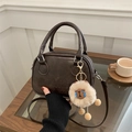 Borsa a mano vintage marrone in similpelle con testo goffrato e ciondolo peluche - Con Ciondolo / Marrone