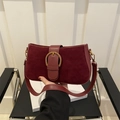 Retro Schultertasche in Burgund aus Wildleder mit matter goldener Ringschnalle - Rot