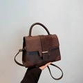 Dunkelbraune Handtasche mit Krokodil- und Straußenmuster, Tragegriff und goldener Schließe - Braun