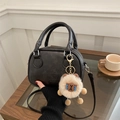 Elegante borsa a tracolla in ecopelle nera con goffratura e ciondolo in peluche - Con Ciondolo / Nero