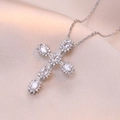 Elegante collana in acciaio al titanio con pendente a croce in zircone su sfondo di raso - Argento con Zirconi Bianchi Stile Croce (X1328)