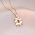 Collana con ciondolo rettangolare dorato con gemma verde smeraldo e madreperla - Collana di Conchiglia di Smeraldo (X1390)