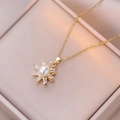 Elegante goldene Sonnenblumen-Halskette mit Perle und Zirkonia auf rosa Schmuckkästchen - Rotierende Sonnenblumen-Halskette / Gold