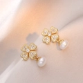 Elegantes pendientes de trébol dorado con circonitas y perlas blancas sobre seda - Estilo de Trébol de Cuatro Hojas Dorado y Perlas de Agua Dulce (E0125)