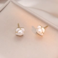 Orecchini a camelia stile francese con perle naturali e smalto bianco dorato - Stile Perla d'Acqua Dolce Camelia (E0056)