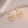 Elegante schelpoorbellen met zirkonia en parels op champagnekleurige zijden stof - Schelp Zoetwaterparel Oorbellen (E0889)