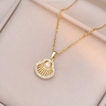 Detail van een gouden schelpenketting met micro-pave zirkonen en een ronde zoetwaterparel - Schelp Zoetwaterparel Ketting (X1031)