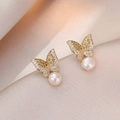 Orecchini a farfalla dorati con zirconi e perle bianche su elegante sfondo di raso - Orecchini di Perle d'Acqua Dolce a Farfalla (E0163)