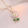 Collier tournesol avec pétales en zircons blancs et centre jaune sur une chaîne dorée - X1079-or-1