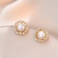 Elegantes pendientes de perlas de plata S925 con halo de diamantes en seda color champán - Estilo Camelia Perla de Agua Dulce (E0180)