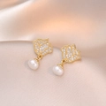 Orecchini a tulipano dorati con zirconi e perle d'acqua dolce a goccia su seta - Orecchini di Perle d'Acqua Dolce con Fiore di Rosa (E0550)