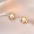 Boucles d'oreilles fleur perle dorées avec cristaux sur soie de couleur champagne - Boucles d'oreilles fleur perle d'eau douce (E0555)
