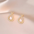 Orecchini pendenti dorati con perle d'acqua dolce naturali e pavé di zirconi luminosi - Stile Incrociato a Goccia con Perla d'Acqua Dolce (E0553)