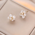 Elegantes pendientes dorados de flores con racimo de perlas blancas y circón - Pendientes de Botón de Perla con Flor Blanca (E0225)