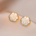 Boucles d'oreilles vintage fleurs de rose mates avec bordure dorée sur soie champagne - Camélia Blanc Lait (E0228)