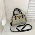 Sac Boston en cuir vert-gris avec poignées noires et plaque logo en métal doré - Noir
