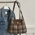 Borsa a spalla retrò a quadri marrone e blu con patta in pelle e fibbia metallica a forma di N - Quadri Caffè