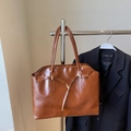 Bolso tote vintage de cuero sintético marrón con acabado brillante y asas largas - Marrón