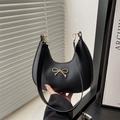 Elegante schwarze Hobo-Tasche mit goldener Schleife und breitem Schultergurt aus Mattleder - Schwarz