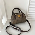 Sac à main Boston vintage marron avec poignées et logo triangulaire doré brillant - Marron