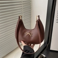 Braune Hobo-Tasche aus Kunstleder in Halbmondform mit goldener Schleifenschnalle - Braun