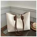 Dettaglio della texture a serpente su grande borsa tote bianca con manici marroni - Bianco