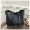 Dettaglio borsa shopper nera con trama a serpente goffrata e pelle sintetica liscia chic - Nero