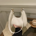 Borsa a mezzaluna intrecciata bianca con dettagli dorati e texture hobo - Bianco