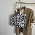 Borsa tote con stampa zebrata in tela bianca e nera con spalline sottili - Zebra Print