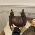 Borsa hobo a mezzaluna intrecciata marrone scuro con fibbie dorate e texture in ecopelle - Marrone