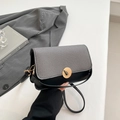 Borsa a tracolla minimalista in tessuto grigio e pelle nera con fibbia dorata lucida - Nero