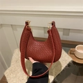 Borsa a spalla bordeaux con trama intrecciata classica e design a mezzaluna - Rosso