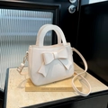 Elegante cremeweiße quadratische Handtasche mit Schleifendekoration und Schultergurt - Weiß