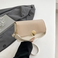 Elegante borsa in pelle crema con cuciture in paglia kaki e fibbia rotonda dorata - Bianco