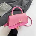 Borsa baguette rosa con patta in tessuto e dettagli dorati per moda femminile - Rosa