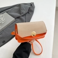Borsa a spalla in ecopelle arancione con trama intrecciata beige e fibbia dorata - Arancione