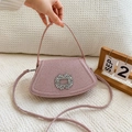 Sac bandoulière tissé rose avec boucle en strass sur fond blanc texturé et épuré - Rose