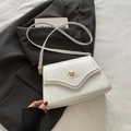 Borsa a tracolla bianca minimalista con chiusura dorata e design a patta ondulata - Bianco