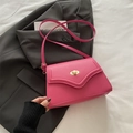 Borsa a tracolla rosso rosa con patta ondulata e chiusura ovale dorata - rosa acceso