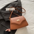 Borsa a tracolla marrone caramello minimalista con chiusura dorata e patta a busta - Marrone
