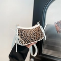Τσάντα ώμου με λεοπάρ μοτίβο, λευκή δερμάτινη επένδυση και διακοσμητικούς φιόγκους - Λευκό