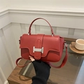 Borsa classica in pelle rossa con chiusura rettangolare argentata e tracolla regolabile - Rosso