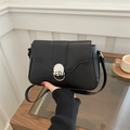 Bolso de hombro negro mate con cierre de metal plateado y solapa con curvas - Negro